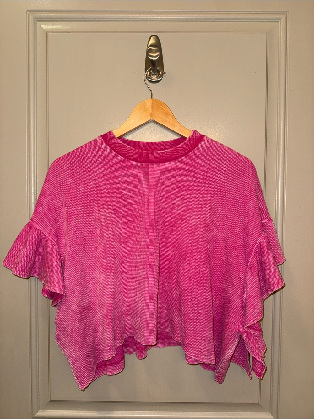 Altar'd State Fuchsia Ruffle Sleeve Cropped Top